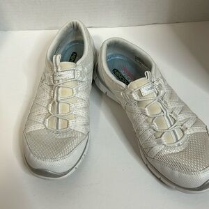 Skechers white air cooled Memory Foam walking shoes, size 7.5